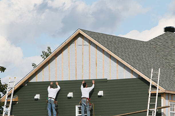 Professional Siding Installation technician working in Glendale Heights, IL
